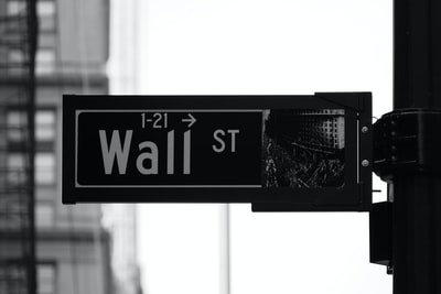 华尔街标牌的灰度照片